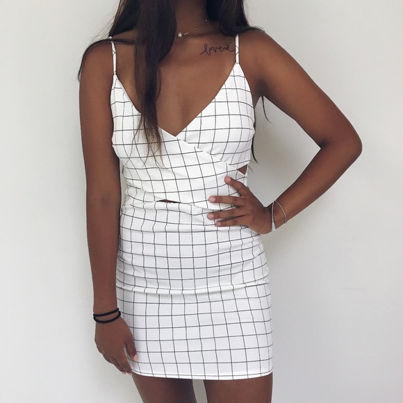 felicias Dresses & Skirts - 🆕 Aria - White Surplice Bodycon Mini Dress